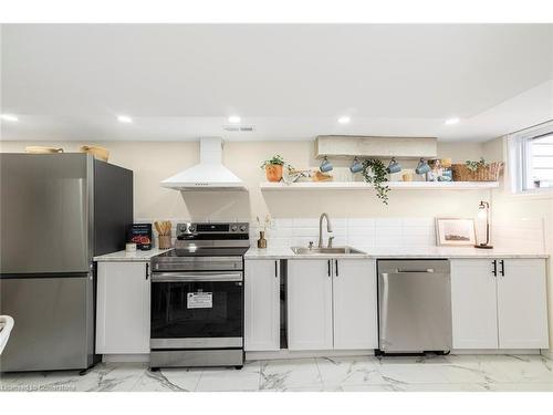 124 Harmony Avenue, Hamilton, ON - Indoor Photo Showing Kitchen