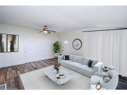 7 Bates Lane, Dunnville, ON - Indoor Photo Showing Living Room