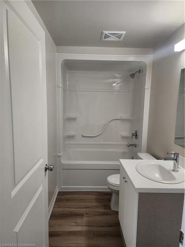 245-50 Herrick Avenue, St. Catharines, ON - Indoor Photo Showing Bathroom