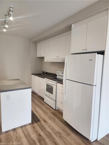 245-50 Herrick Avenue, St. Catharines, ON - Indoor Photo Showing Kitchen