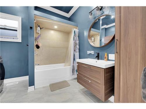 247 Kensington Avenue N, Hamilton, ON - Indoor Photo Showing Bathroom