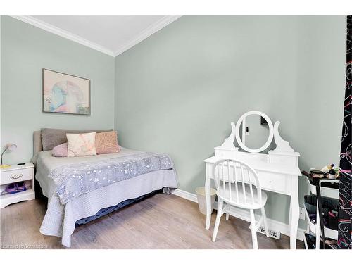 247 Kensington Avenue N, Hamilton, ON - Indoor Photo Showing Bedroom