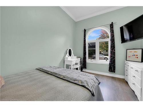 247 Kensington Avenue N, Hamilton, ON - Indoor Photo Showing Bedroom