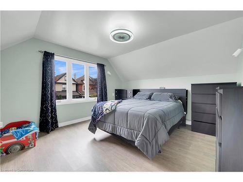 247 Kensington Avenue N, Hamilton, ON - Indoor Photo Showing Bedroom