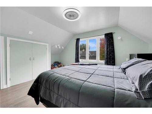 247 Kensington Avenue N, Hamilton, ON - Indoor Photo Showing Bedroom