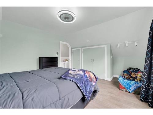 247 Kensington Avenue N, Hamilton, ON - Indoor Photo Showing Bedroom