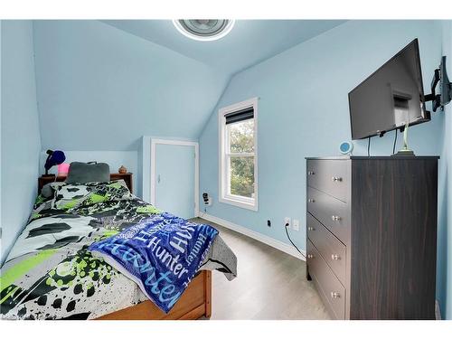 247 Kensington Avenue N, Hamilton, ON - Indoor Photo Showing Bedroom