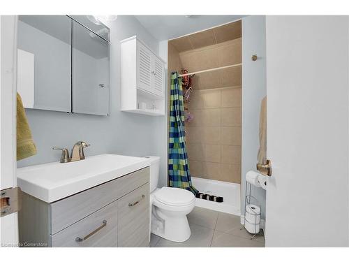 247 Kensington Avenue N, Hamilton, ON - Indoor Photo Showing Bathroom