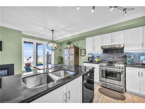 23-515 North Service Road, Stoney Creek, ON - Indoor Photo Showing Kitchen With Stainless Steel Kitchen With Double Sink With Upgraded Kitchen