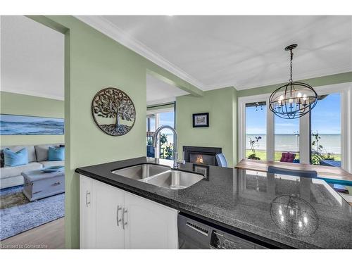 23-515 North Service Road, Stoney Creek, ON - Indoor Photo Showing Kitchen With Double Sink