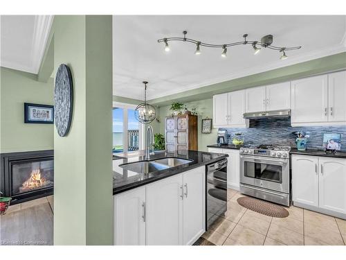 23-515 North Service Road, Stoney Creek, ON - Indoor Photo Showing Kitchen With Stainless Steel Kitchen With Double Sink With Upgraded Kitchen