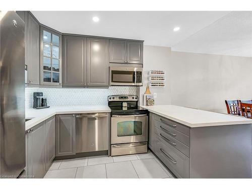 142 Saint Andrews Drive, Hamilton, ON - Indoor Photo Showing Kitchen