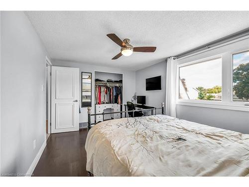 142 Saint Andrews Drive, Hamilton, ON - Indoor Photo Showing Bedroom