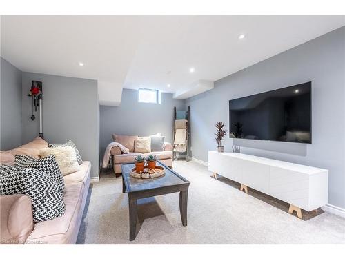 3-2282 Orchard Road, Burlington, ON - Indoor Photo Showing Living Room