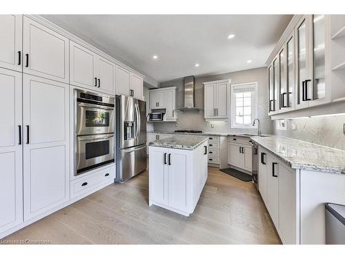 2557 Armour Crescent, Burlington, ON - Indoor Photo Showing Kitchen With Upgraded Kitchen