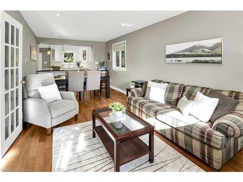 15 Sumner Crescent, Grimsby, ON - Indoor Photo Showing Living Room