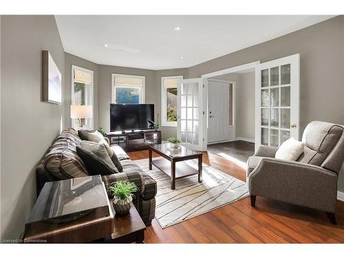 15 Sumner Crescent, Grimsby, ON - Indoor Photo Showing Living Room