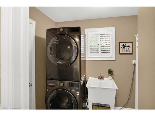 15 Sumner Crescent, Grimsby, ON - Indoor Photo Showing Laundry Room