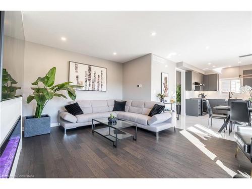 48 Berkshire Drive, St. Catharines, ON - Indoor Photo Showing Living Room