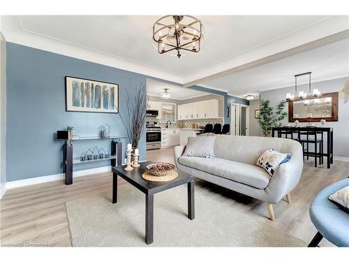 77 Inchlee Drive, Hamilton, ON - Indoor Photo Showing Living Room