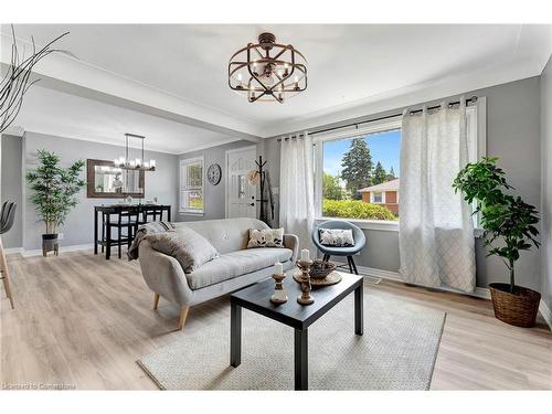 77 Inchlee Drive, Hamilton, ON - Indoor Photo Showing Living Room