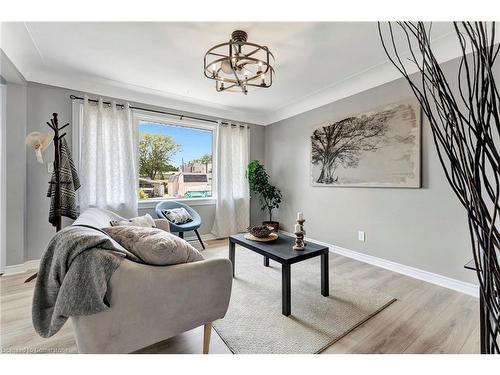 77 Inchlee Drive, Hamilton, ON - Indoor Photo Showing Living Room