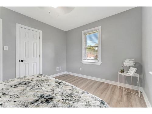 77 Inchlee Drive, Hamilton, ON - Indoor Photo Showing Bedroom