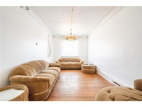 354 Cumberland Avenue, Hamilton, ON - Indoor Photo Showing Living Room