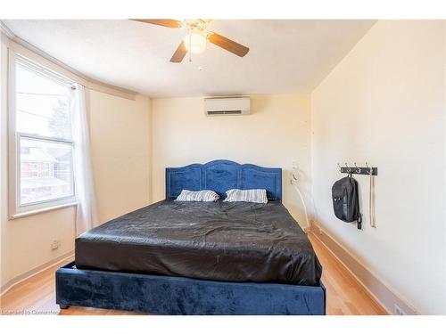 354 Cumberland Avenue, Hamilton, ON - Indoor Photo Showing Bedroom