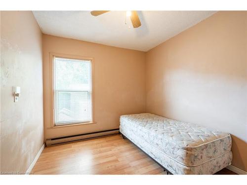 354 Cumberland Avenue, Hamilton, ON - Indoor Photo Showing Bedroom