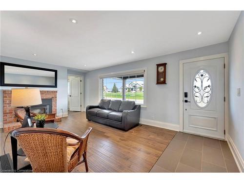 565 Second Road, Stoney Creek, ON - Indoor Photo Showing Living Room