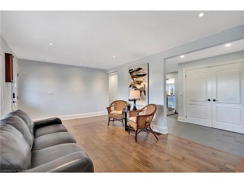 565 Second Road, Stoney Creek, ON - Indoor Photo Showing Living Room