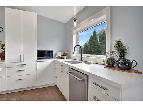 565 Second Road, Stoney Creek, ON - Indoor Photo Showing Kitchen With Double Sink