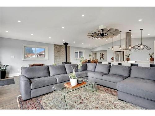 565 Second Road, Stoney Creek, ON - Indoor Photo Showing Living Room