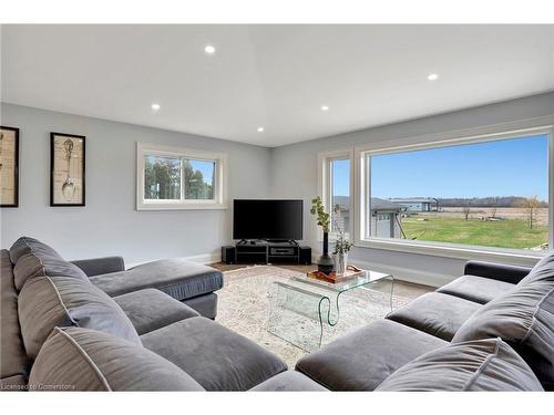 565 Second Road, Stoney Creek, ON - Indoor Photo Showing Living Room