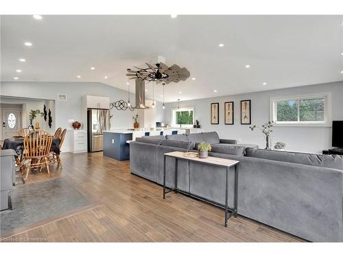 565 Second Road, Stoney Creek, ON - Indoor Photo Showing Living Room