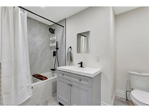 565 Second Road, Stoney Creek, ON - Indoor Photo Showing Bathroom