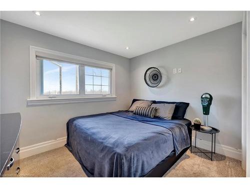 565 Second Road, Stoney Creek, ON - Indoor Photo Showing Bedroom