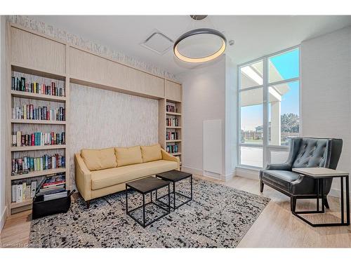 605-2750 King Street E, Hamilton, ON - Indoor Photo Showing Living Room