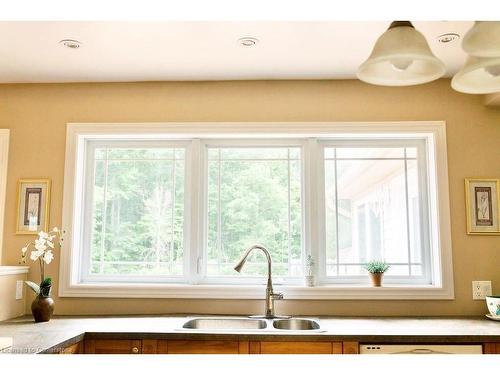 1575 Kottmeier Road, Thorold, ON - Indoor Photo Showing Kitchen With Double Sink