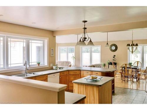 1575 Kottmeier Road, Thorold, ON - Indoor Photo Showing Kitchen With Double Sink