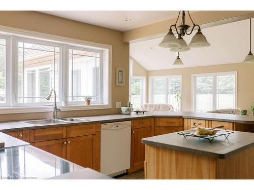 1575 Kottmeier Road, Thorold, ON - Indoor Photo Showing Kitchen With Double Sink