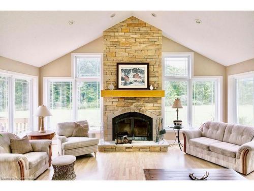 1575 Kottmeier Road, Thorold, ON - Indoor Photo Showing Living Room With Fireplace