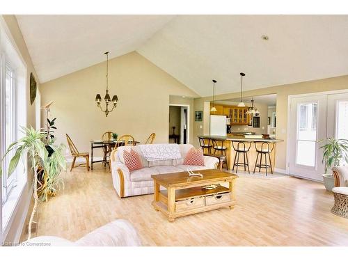 1575 Kottmeier Road, Thorold, ON - Indoor Photo Showing Living Room