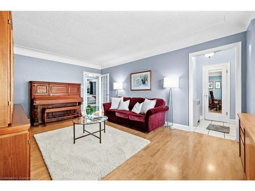 170 Kenilworth Avenue S, Hamilton, ON - Indoor Photo Showing Living Room