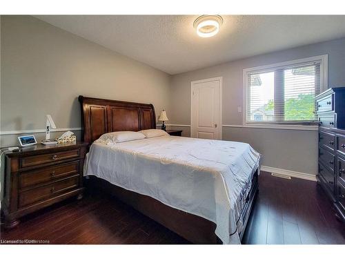 56 Bosworth Street, Hamilton, ON - Indoor Photo Showing Bedroom