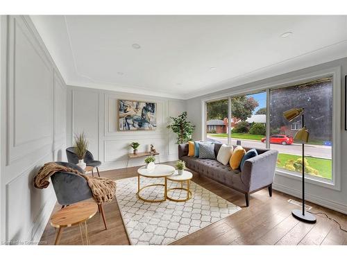 82 Warren Avenue, Hamilton, ON - Indoor Photo Showing Living Room