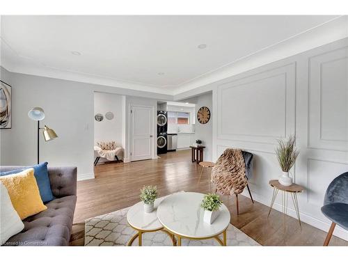 82 Warren Avenue, Hamilton, ON - Indoor Photo Showing Living Room