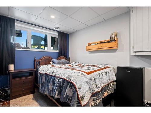 561 Kemp Road East Road, Grimsby, ON - Indoor Photo Showing Bedroom