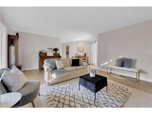 33 Brookfield Boulevard, Dunnville, ON - Indoor Photo Showing Living Room